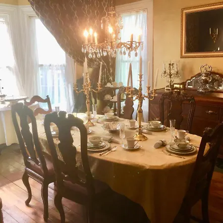 Aaron House Of Niagara Falls Bed and Breakfast